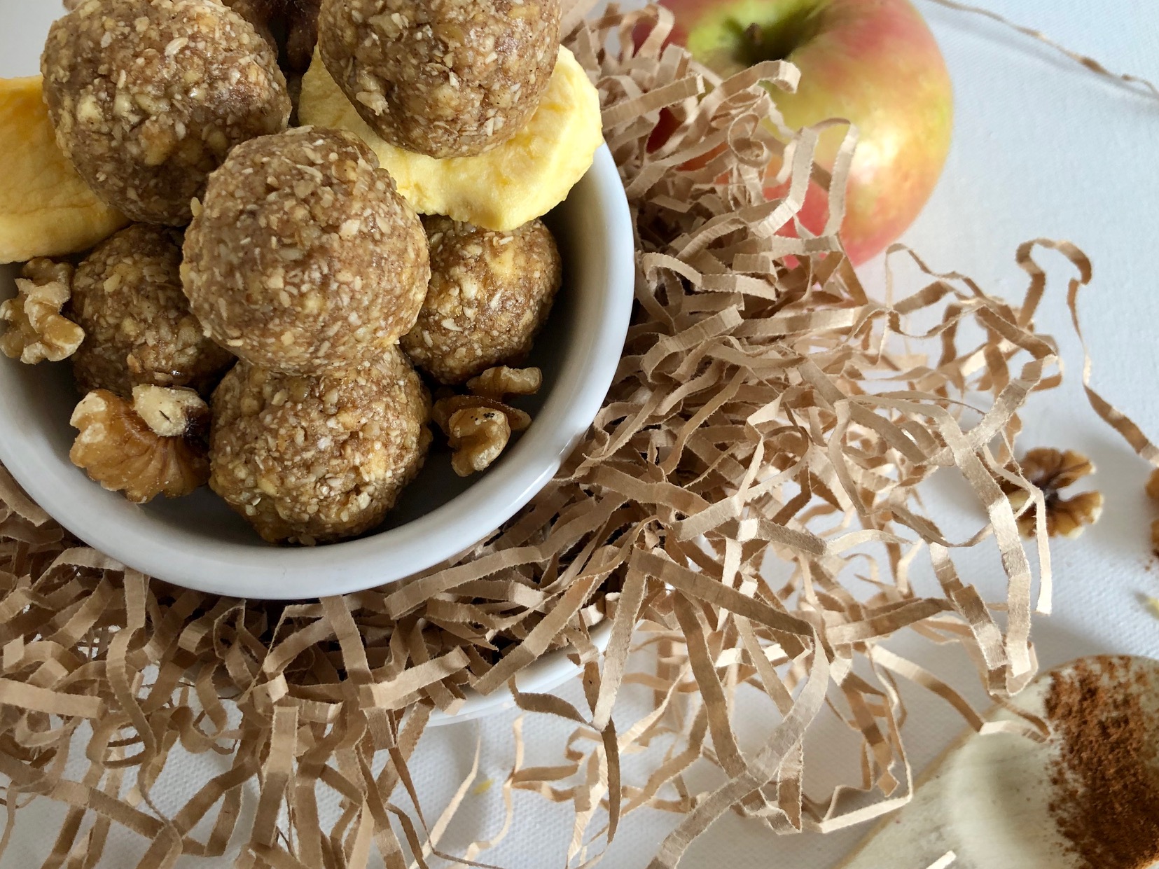 These Apple Pie Bliss Balls have all of the flavour without the cook time! They're absolutely delicious and perfect for on the go.